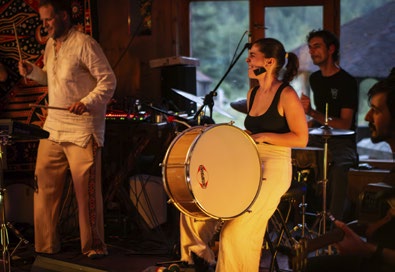 Concert — toba mare pe scenă