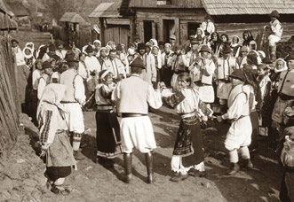Horă tradițională în costum popular