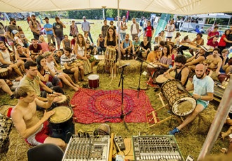 Jamsession sub cort, percuție comunitară
